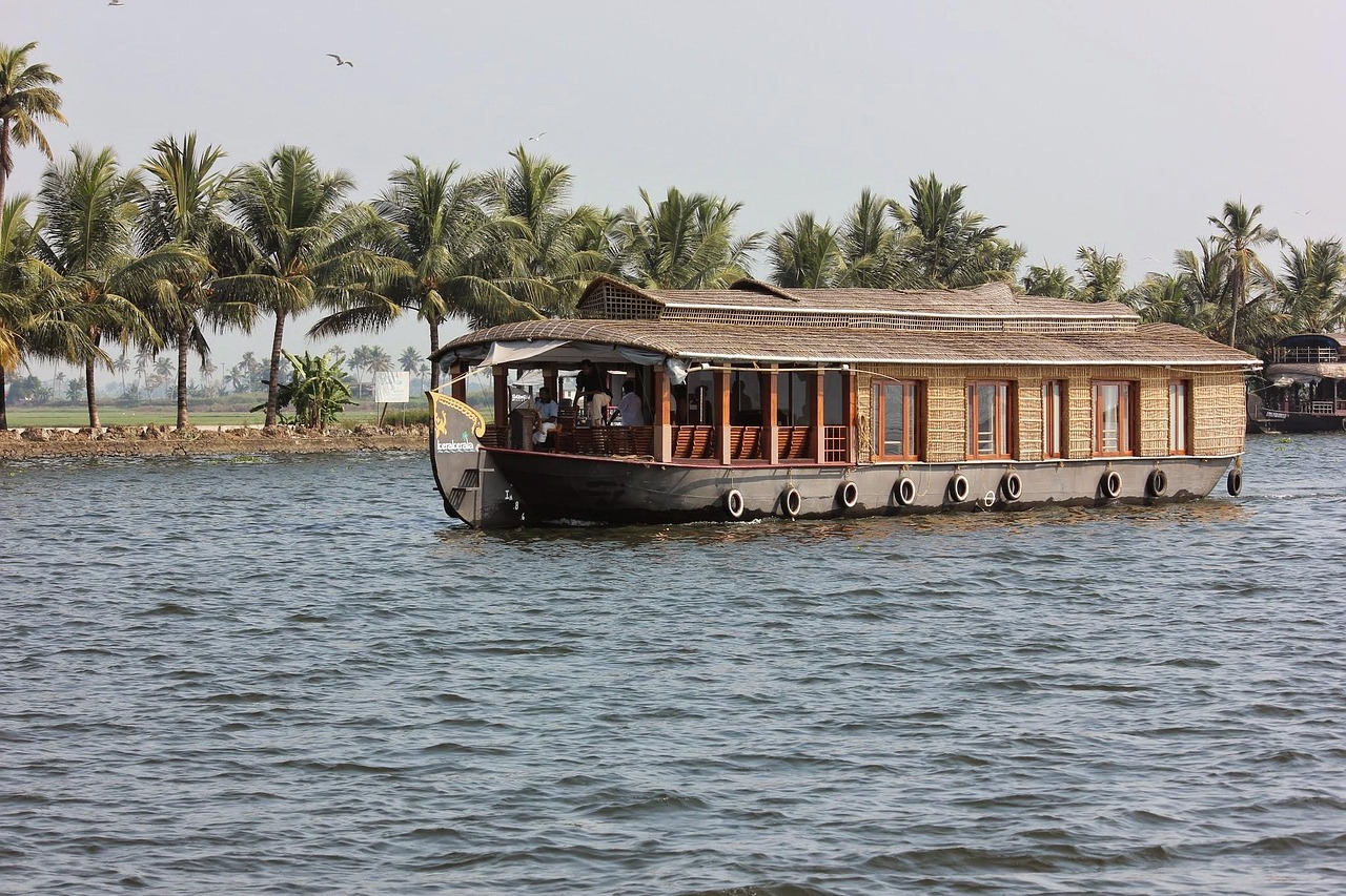 Kerala: Beaches and Backwaters Tour Package